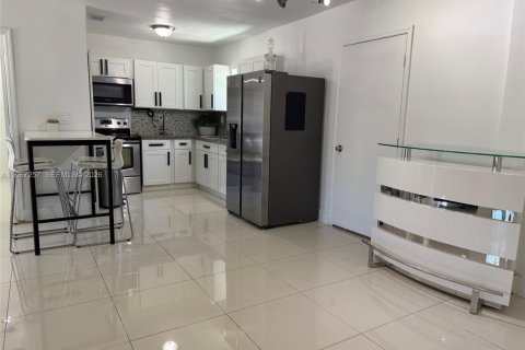 Villa ou maison à vendre à Miami, Floride: 3 chambres, 115.94 m2 № 2028571 - photo 15