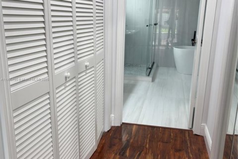 House in Doral, Florida 3 bedrooms, 176.98 sq.m. № 1956823 - photo 22