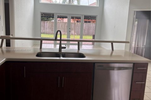 House in Doral, Florida 3 bedrooms, 176.98 sq.m. № 1956823 - photo 12