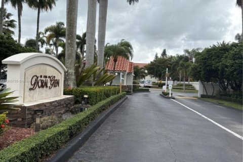 House in Doral, Florida 3 bedrooms, 176.98 sq.m. № 1956823 - photo 1