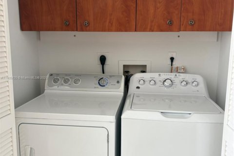 House in Doral, Florida 3 bedrooms, 176.98 sq.m. № 1956823 - photo 16