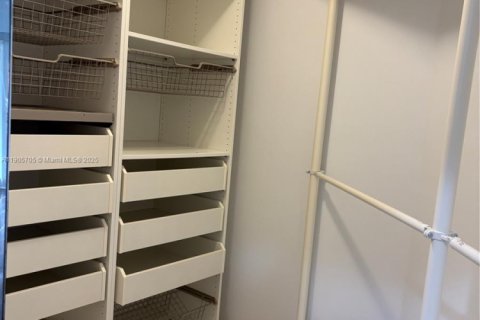 House in Doral, Florida 3 bedrooms, 176.98 sq.m. № 1956823 - photo 20