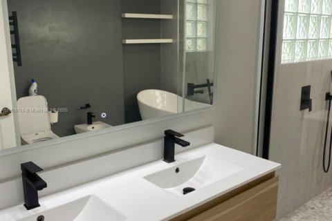 House in Doral, Florida 3 bedrooms, 176.98 sq.m. № 1956823 - photo 26