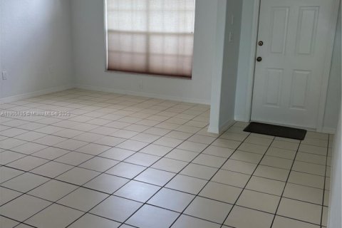 House in Doral, Florida 3 bedrooms, 176.98 sq.m. № 1956823 - photo 4
