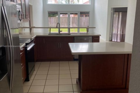 House in Doral, Florida 3 bedrooms, 176.98 sq.m. № 1956823 - photo 10
