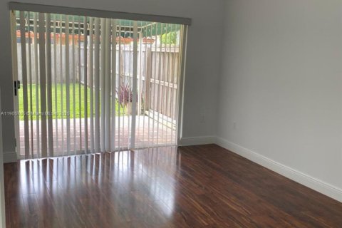 House in Doral, Florida 3 bedrooms, 176.98 sq.m. № 1956823 - photo 18