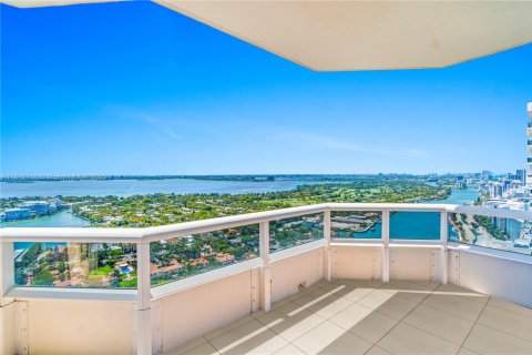 Condo in Miami Beach, Florida, 2 bedrooms  № 1938196 - photo 11