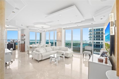Condo in Miami Beach, Florida, 2 bedrooms  № 1938196 - photo 12