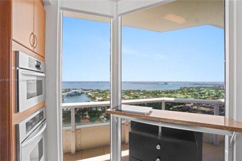 Condo in Miami Beach, Florida, 2 bedrooms  № 1938196 - photo 21