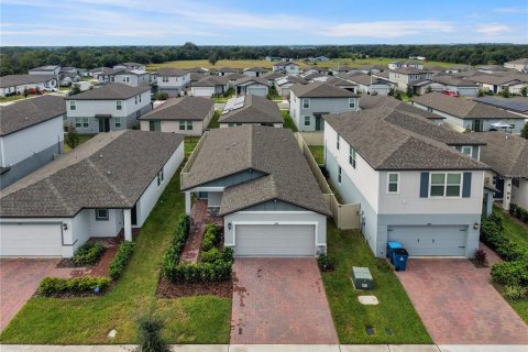 House in Haines City, Florida 4 bedrooms, 151.43 sq.m. № 2393771 - photo 2