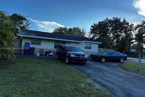 House in Miramar, Florida 4 bedrooms, 167.22 sq.m. № 1966086 - photo 1