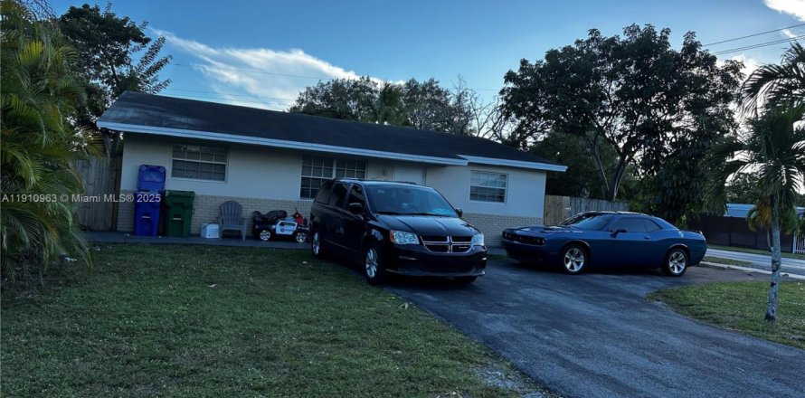 House in Miramar, Florida 4 bedrooms, 167.22 sq.m. № 1966086