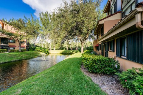 Condominio en Miami Lakes, Florida, 2 dormitorios  № 1980363