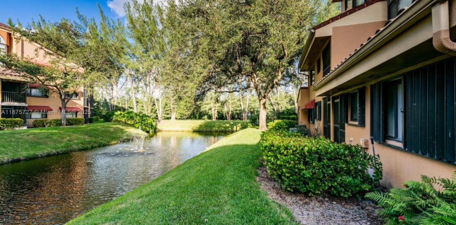 Condominio en Miami Lakes, Florida, 2 dormitorios  № 1980363