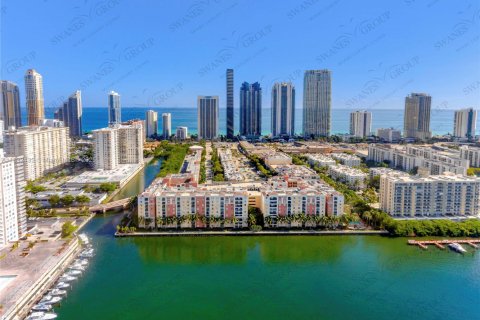 Condo in Sunny Isles Beach, Florida, 2 bedrooms  № 1944998 - photo 13