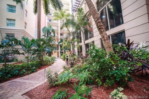 Condo in Sunny Isles Beach, Florida, 2 bedrooms  № 1944998 - photo 16