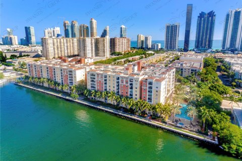 Condo in Sunny Isles Beach, Florida, 2 bedrooms  № 1944998 - photo 11