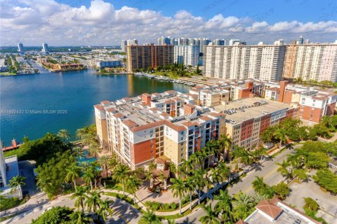 Condo in Sunny Isles Beach, Florida, 2 bedrooms  № 1944998 - photo 15