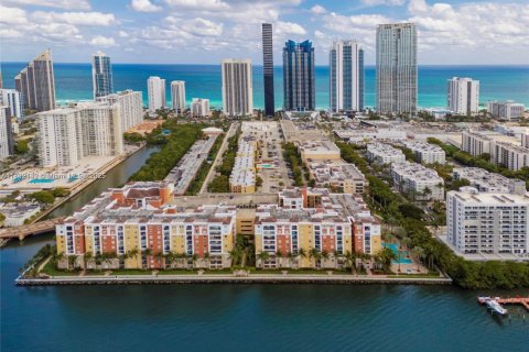 Condo in Sunny Isles Beach, Florida, 2 bedrooms  № 1944998 - photo 10