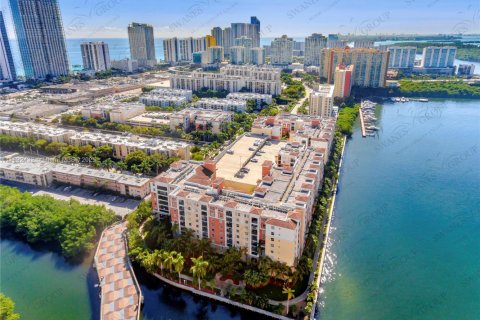 Condo in Sunny Isles Beach, Florida, 2 bedrooms  № 1944998 - photo 12