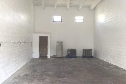 Propiedad comercial en alquiler en Miami, Florida № 1098959 - foto 1