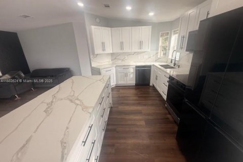 House in Dania Beach, Florida 2 bedrooms, 136.66 sq.m. № 1931835 - photo 6