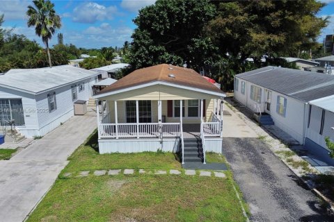 House in Dania Beach, Florida 2 bedrooms, 136.66 sq.m. № 1931835 - photo 17