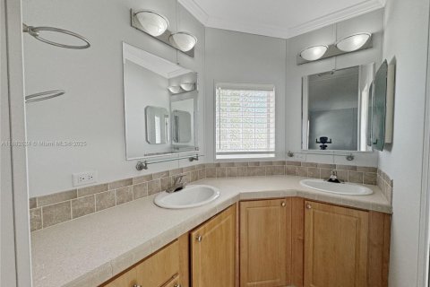 House in Dania Beach, Florida 2 bedrooms, 136.66 sq.m. № 1931835 - photo 12