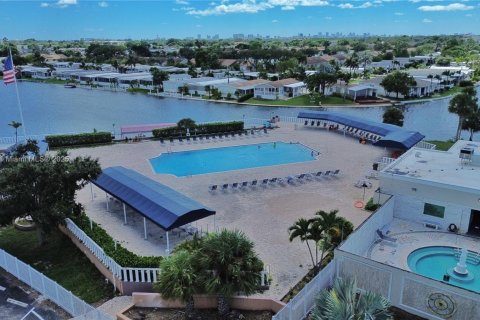 House in Dania Beach, Florida 2 bedrooms, 136.66 sq.m. № 1931835 - photo 27