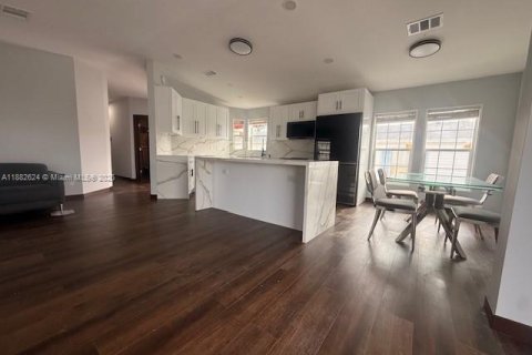 House in Dania Beach, Florida 2 bedrooms, 136.66 sq.m. № 1931835 - photo 5