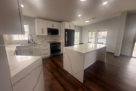 House in Dania Beach, Florida 2 bedrooms, 136.66 sq.m. № 1931835 - photo 4