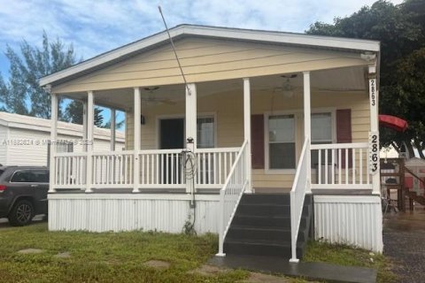 House in Dania Beach, Florida 2 bedrooms, 136.66 sq.m. № 1931835 - photo 1