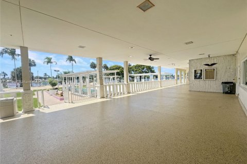 House in Dania Beach, Florida 2 bedrooms, 136.66 sq.m. № 1931835 - photo 25