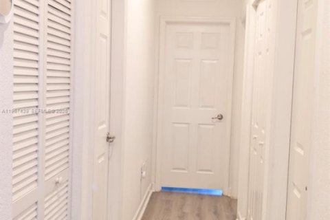 Touwnhouse à vendre à Miami, Floride: 3 chambres, 161.65 m2 № 2031407 - photo 16