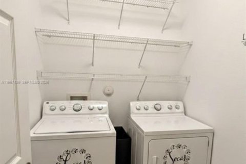 Touwnhouse à vendre à Miami, Floride: 3 chambres, 161.65 m2 № 2031407 - photo 26