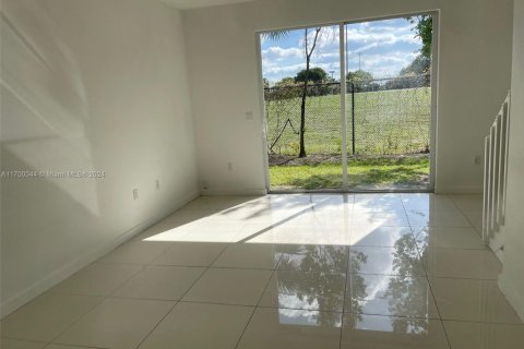 Touwnhouse à vendre à Lauderhill, Floride: 3 chambres, 117.06 m2 № 1860025 - photo 4