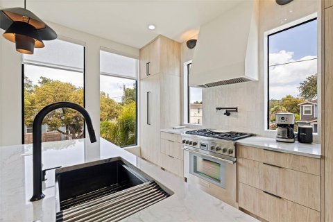 Townhouse in Tampa, Florida 4 bedrooms, 240.8 sq.m. № 2196513 - photo 10