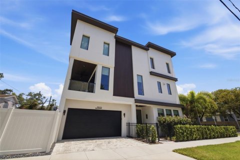 Townhouse in Tampa, Florida 4 bedrooms, 240.8 sq.m. № 2196513 - photo 4