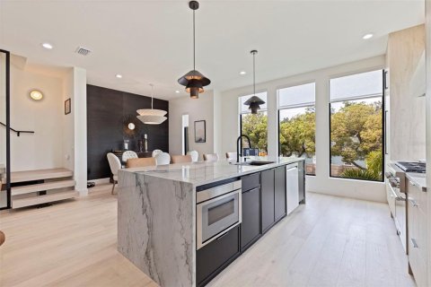 Townhouse in Tampa, Florida 4 bedrooms, 240.8 sq.m. № 2196513 - photo 11