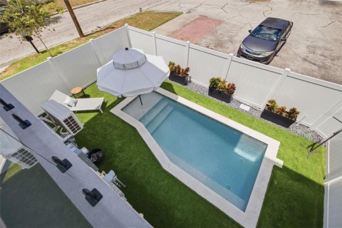 Townhouse in Tampa, Florida 4 bedrooms, 240.8 sq.m. № 2196513 - photo 3