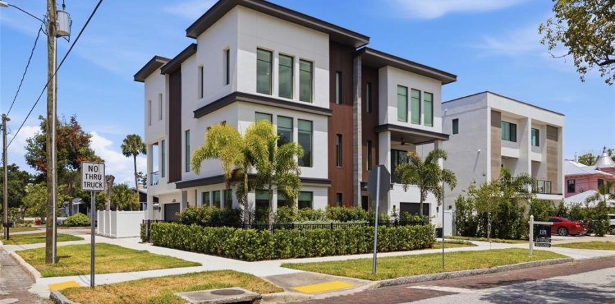 Townhouse in Tampa, Florida 4 bedrooms, 240.8 sq.m. № 2196513