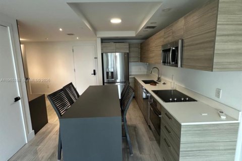 Condo in Miami, Florida, 1 bedroom  № 2027009 - photo 5