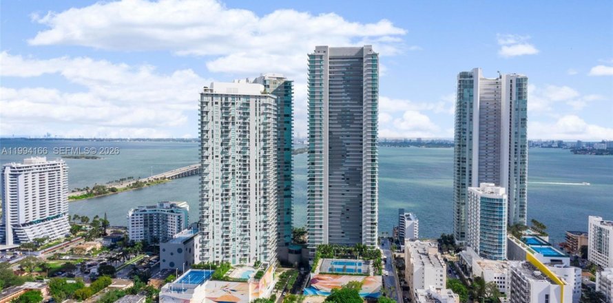 Condominio en Miami, Florida, 1 dormitorio  № 2055846