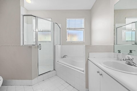 Townhouse in Miami, Florida 3 bedrooms, 145.3 sq.m. № 1944031 - photo 28