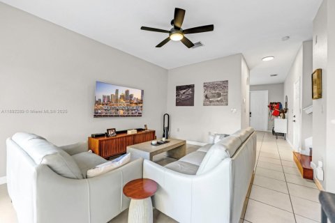Townhouse in Miami, Florida 3 bedrooms, 145.3 sq.m. № 1944031 - photo 9