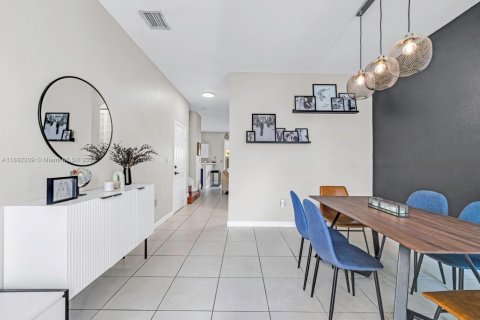 Townhouse in Miami, Florida 3 bedrooms, 145.3 sq.m. № 1944031 - photo 1