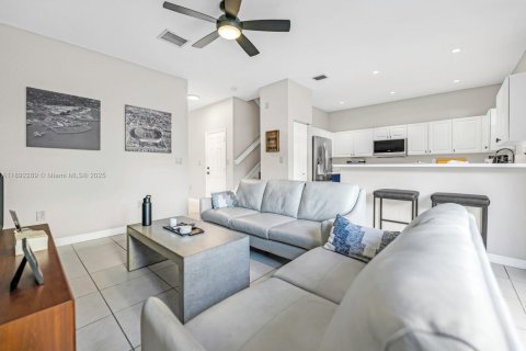 Townhouse in Miami, Florida 3 bedrooms, 145.3 sq.m. № 1944031 - photo 10
