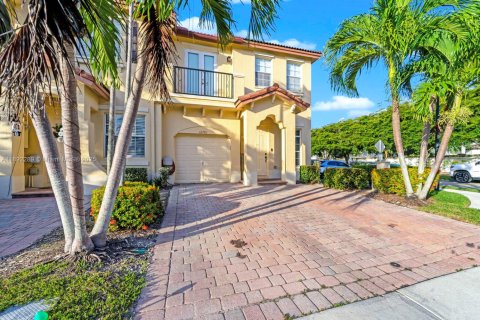 Townhouse in Miami, Florida 3 bedrooms, 145.3 sq.m. № 1944031 - photo 25