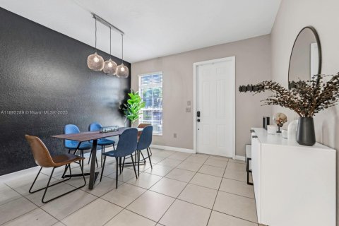Townhouse in Miami, Florida 3 bedrooms, 145.3 sq.m. № 1944031 - photo 3