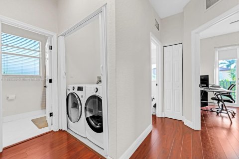 Townhouse in Miami, Florida 3 bedrooms, 145.3 sq.m. № 1944031 - photo 14